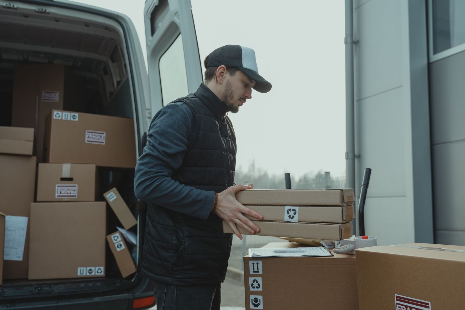 Koli taşıyan fulfillment personeli